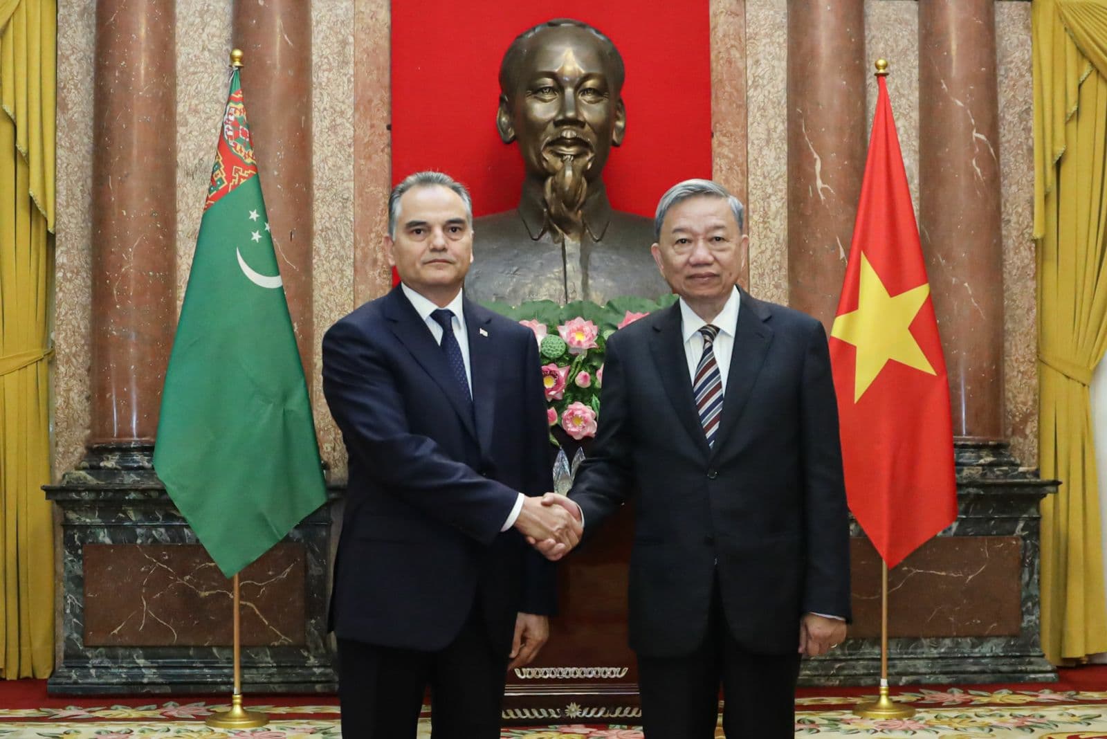 posol-turkmenistana-vruchil-veritelnye-gramoty-prezidentu-vetnama