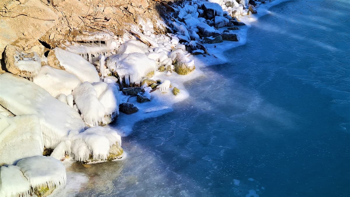 dazhe-kaspij-zamerz-i-stal-slegka-ledovitym-fotoreportazh-iz-morskogo-porta-turkmenbashi
