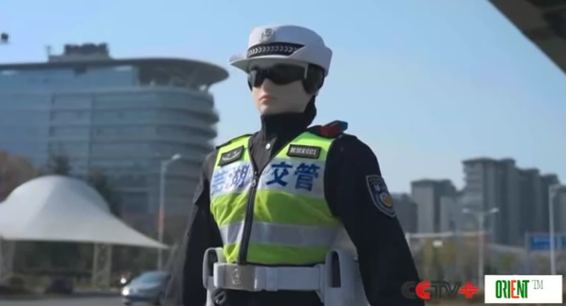 robot-inspektor-pristupil-k-regulirovaniyu-dorozhnogo-dvizheniya-v-kitajskom-gorode-uhu