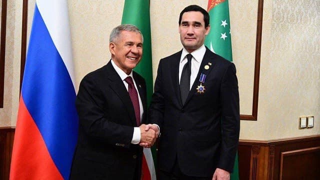 Рустам Минниханов вручил Сердару Бердымухамедову орден «Дуслык»