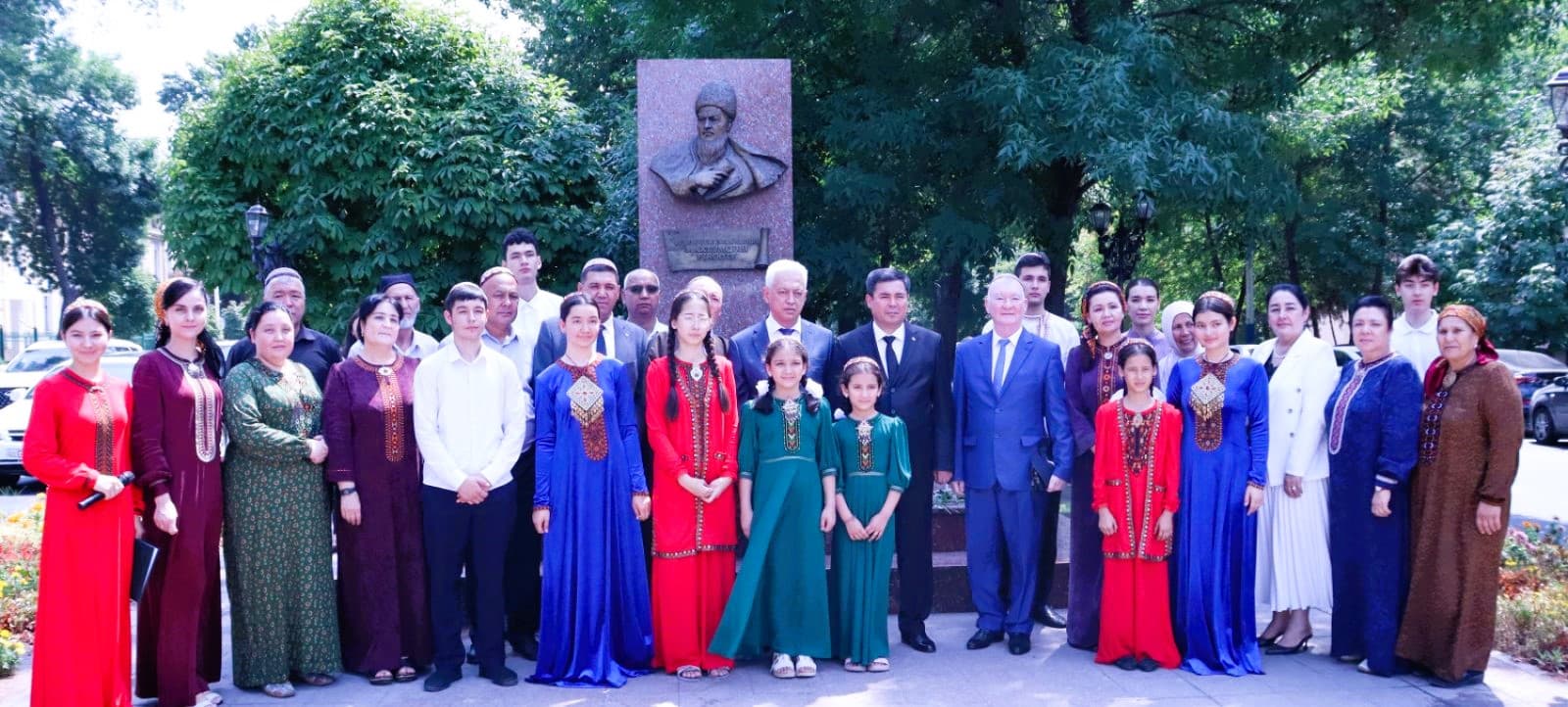 v-tashkente-vozlozhili-cvety-k-pamyatniku-mahtumkuli-fragi