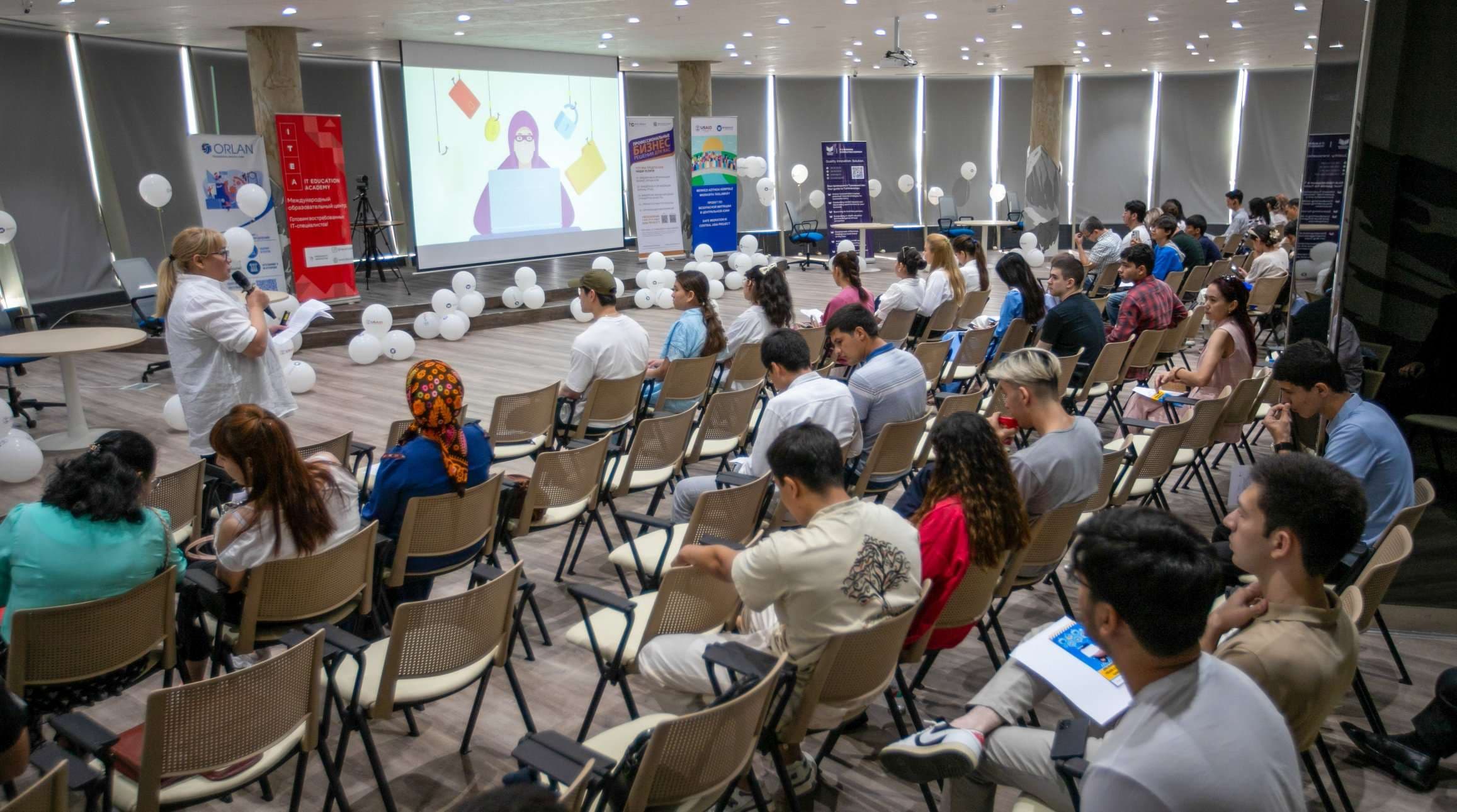 v-ashhabade-proshel-molodezhnyj-forum-po-riskam-trudoustrojstva-v-internete