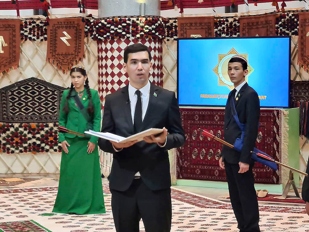 yunye-vestniki-mira-proekt-imo-mid-turkmenistana-dlya-starsheklassnikov