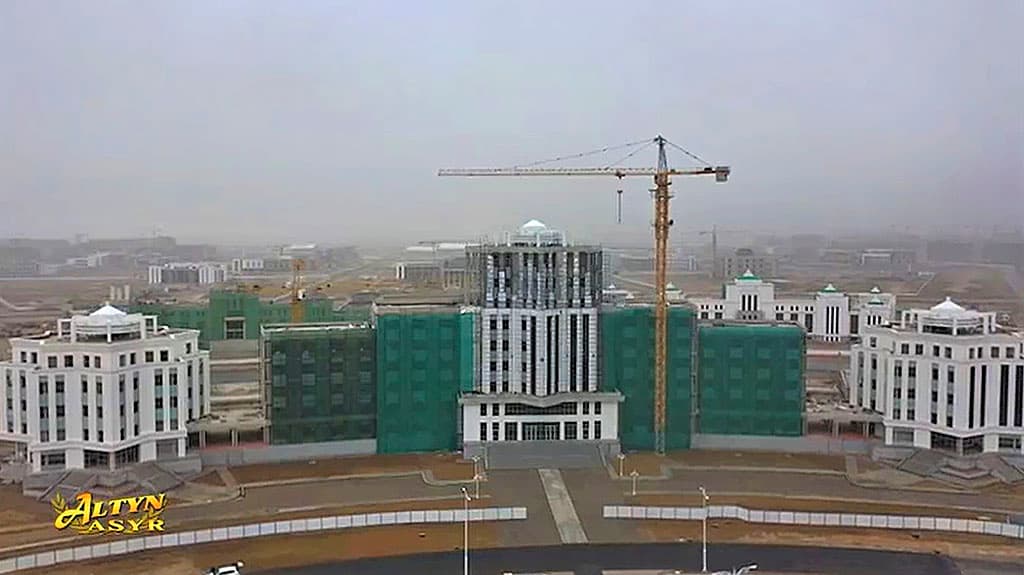 berdymuhamedov-oznakomilsya-so-stroitelstvom-novogo-administrativnogo-centra-ahala