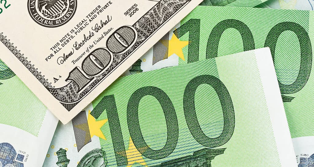 Евро и доллар сравнялись впервые за 20 лет. Что это значит?