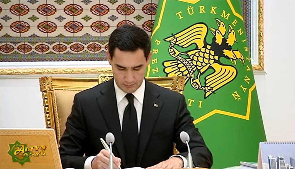 prezident-turkmenistana-obyavil-strogij-vygovor-glave-tamozhennoj-sluzhby
