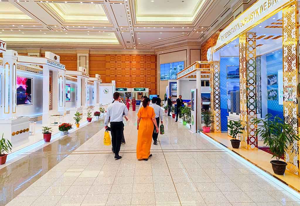 vystavka-ko-dnyu-nezavisimosti-ekonomika-turkmenistana-kurs-vernyj