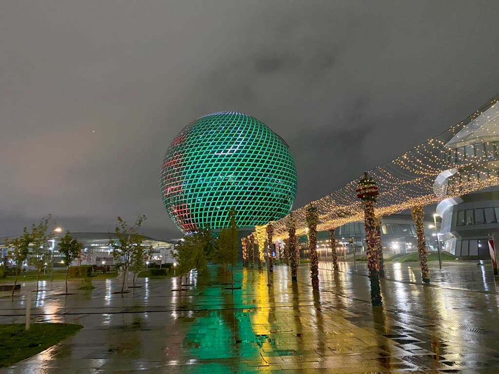 zdanie-muzeya-nur-alem-v-kazahstane-okrasilos-v-cveta-flaga-turkmenistana