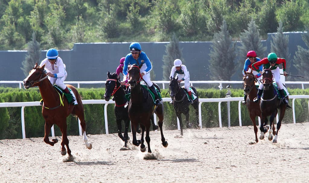 prezident-turkmenistana-posetil-prazdnichnye-skachki