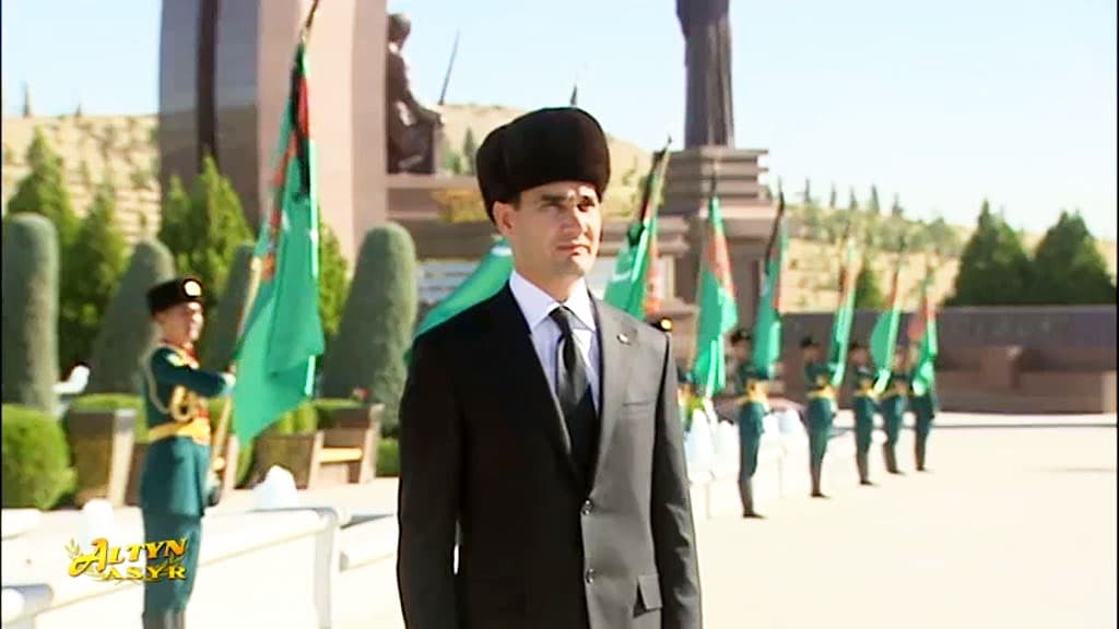 Serdar Berdimuhamedov laid wreaths at the People's Memory memorial