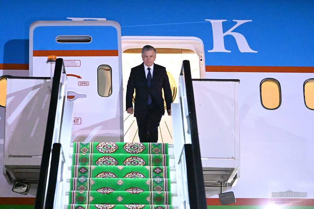 Президент Узбекистана прилетел в Ашхабад с визитом