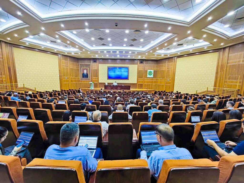 Bidding on SCRMET: oil products and carpets were in demand on the foreign and domestic market