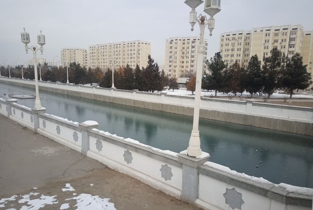 Канал в Ашхабаде полностью покрылся устойчивым слоем льда