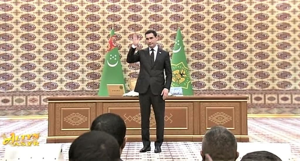 prezidentu-turkmenistana-vruchen-znak-voinskogo-zvaniya-generala-armii
