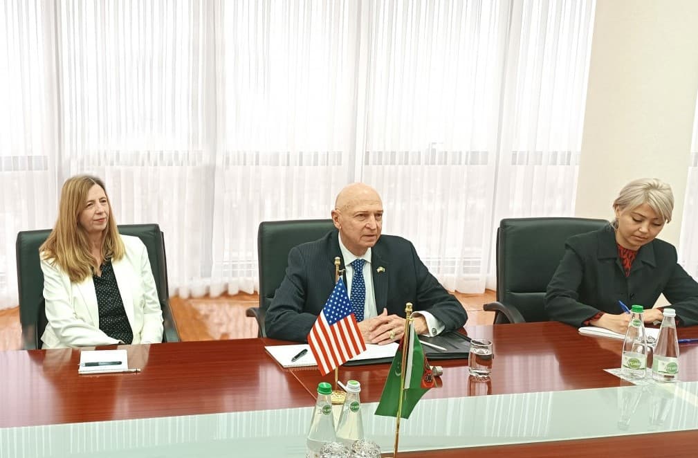 В МИД Туркменистана прошла встреча с послом США Мэтью Климоу