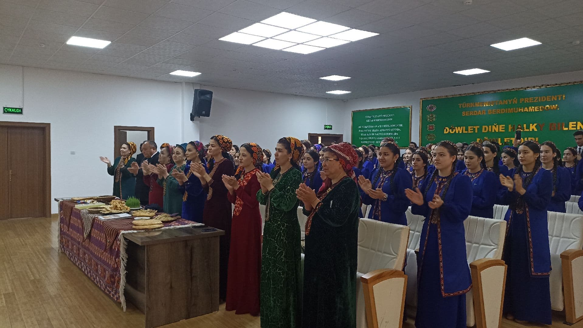 В Политехнической средней профшколе агентства «Туркменсвязь» отметили праздник весны