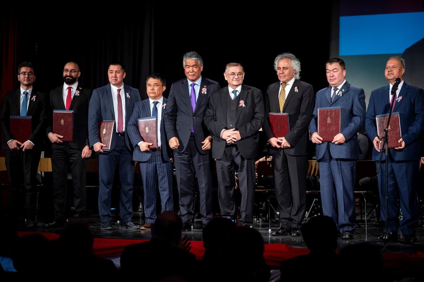 poet-akmurad-redzhepov-pobeditel-konkursa-na-luchshij-perevod-poemy-shandora-petefi-poluchil-v-vengrii-nagradu