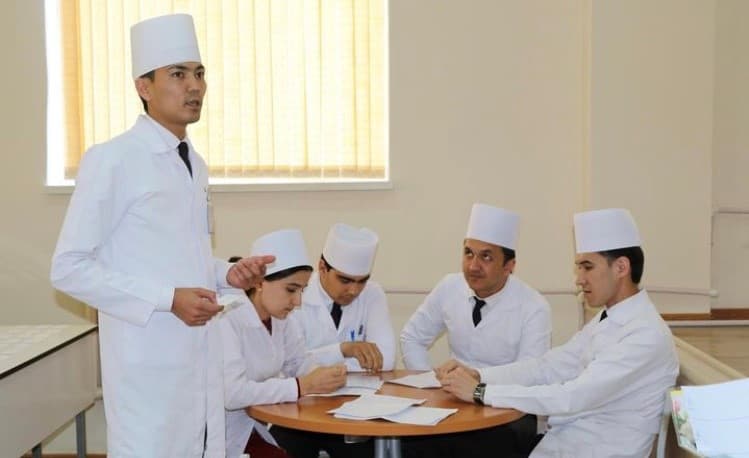 В Туркменистане прошел дебатный турнир по особенностям вакцинации