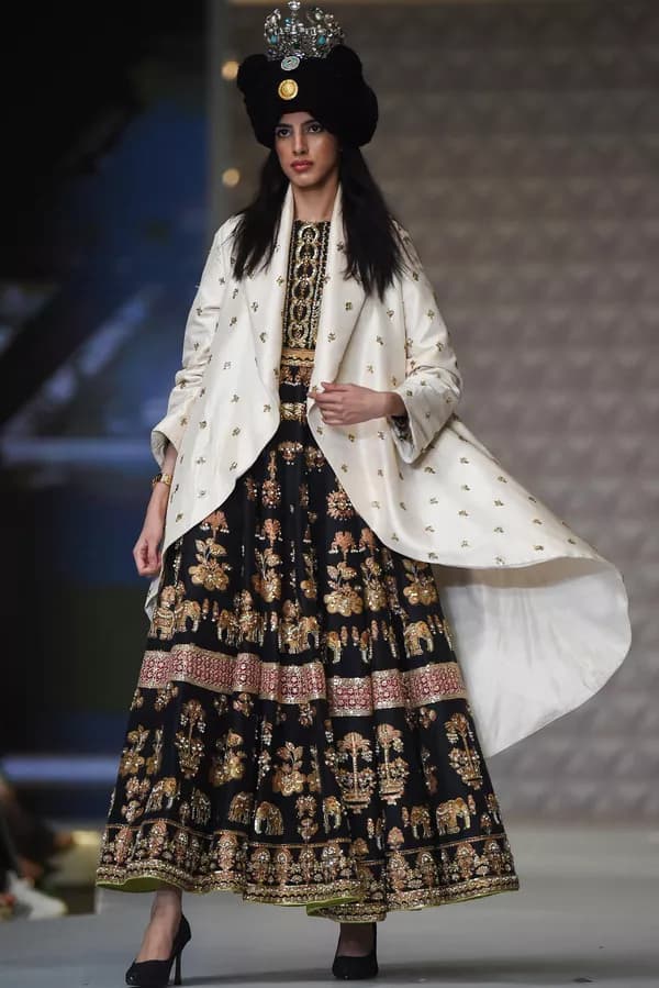 vostochnaya-roskosh-na-pakistanskoj-nedele-mody