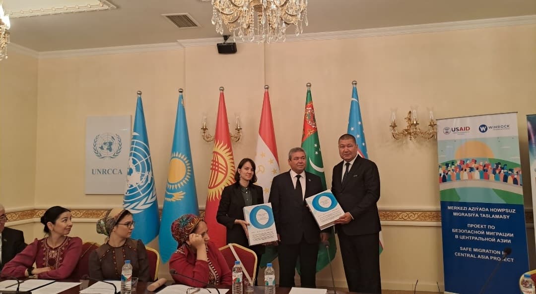 The Ministry of Education received materials from the project "Safe Migration in Central Asia"