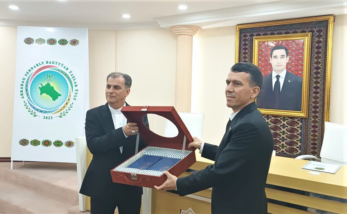 Ayatollah Khamenei presented Gurbanguly Berdimuhamedov with "Divans of Makhtumkuli Fragi's poems"