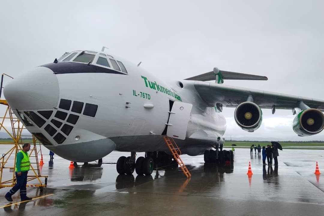 Самолет с гуманитарной помощью от Туркменистана приземлился в аэропорту Приморья