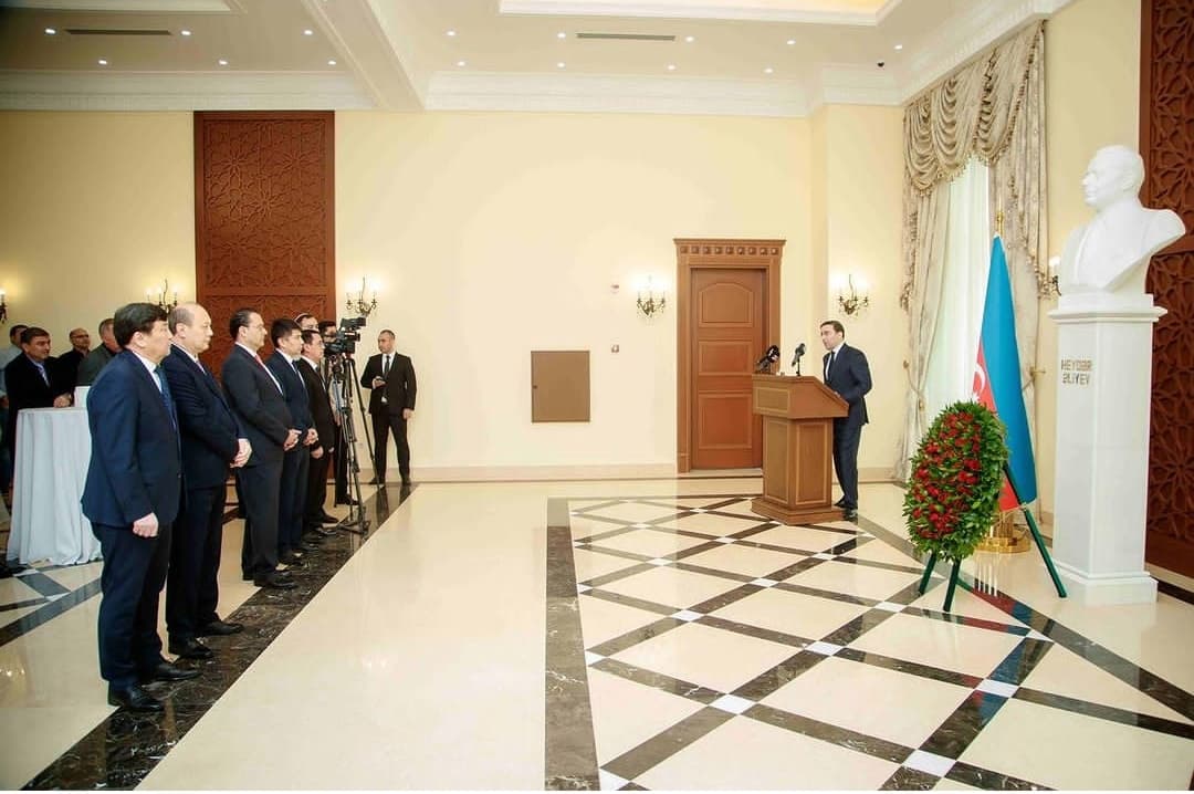 v-turkmenistane-pochtili-pamyat-gejdara-alieva