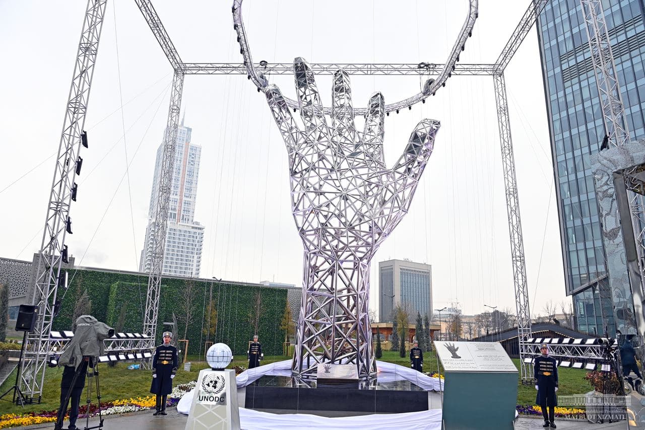 An “anti-corruption” monument appeared in Tashkent