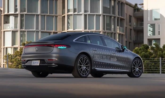 Mercedes-Benz cars in autopilot mode will be marked with turquoise lights