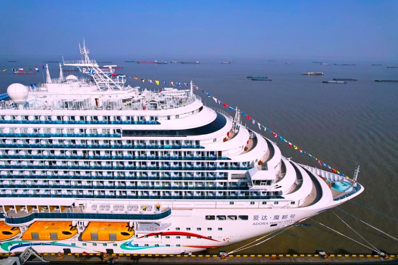 The first Chinese-made cruise ship set off on commercial voyage for the first time