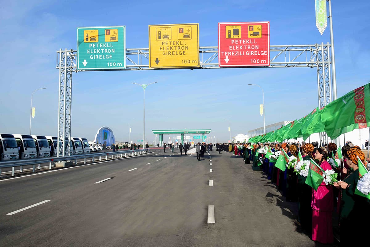 hormatly-prezidentimiz-serdar-berdimuhamedow-yokary-tizlikli-awtomobil-yolunyn-tejen-mary-boluminin-acylys-dabarasyna-gatnasdy