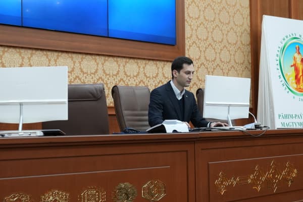 torgi-na-gtsbt-byli-realizovany-turkmenskie-kovry-i-produkciya-neftehimicheskoj-otrasli