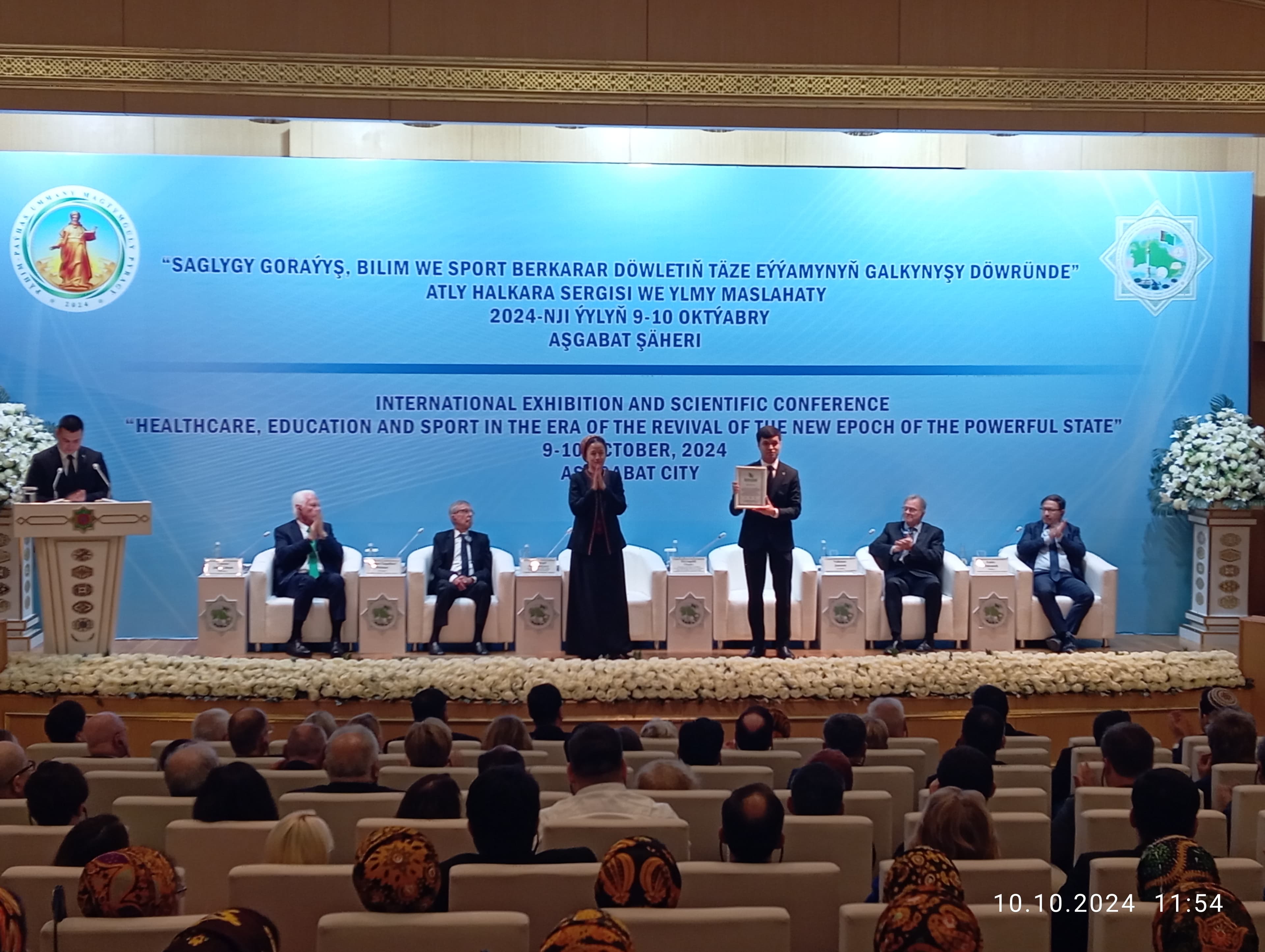v-ashhabade-vruchili-diplomy-kompaniyam-uchastvovavshim-v-mezhdunarodnoj-konferencii-v-oblasti-zdravoohraneniya-obrazovaniya-i-sporta