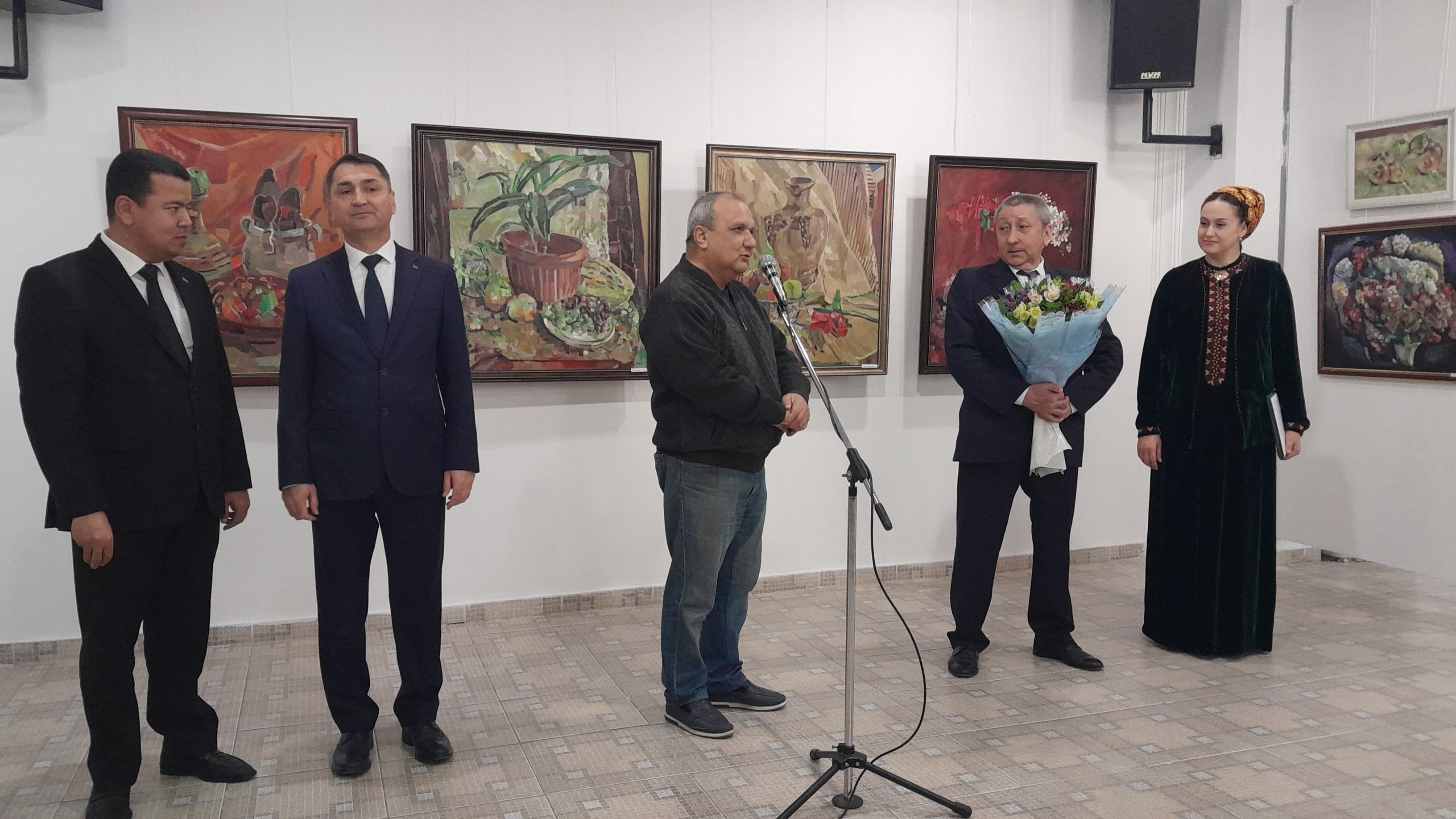В Ашхабаде открылась персональная выставка художника Оразгылыча Овезова