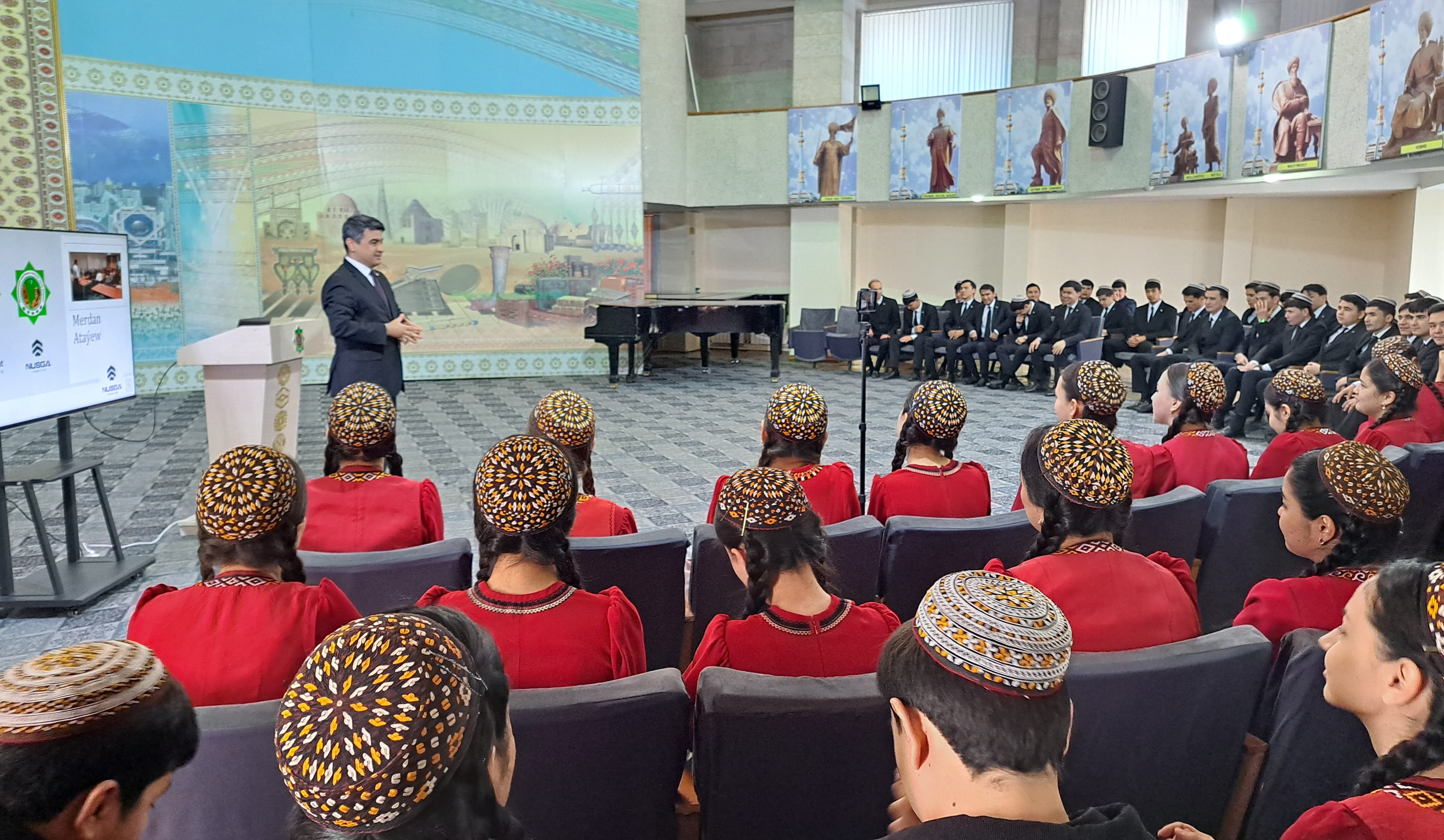 hunar-bizi-saylayarmy-ya-da-biz-hunari-geljekki-hunarmenler-bilen-dususyk-guraldy