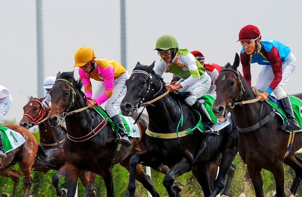 gorod-arkadag-centr-torzhestv-v-chest-prazdnika-turkmenskogo-skakuna