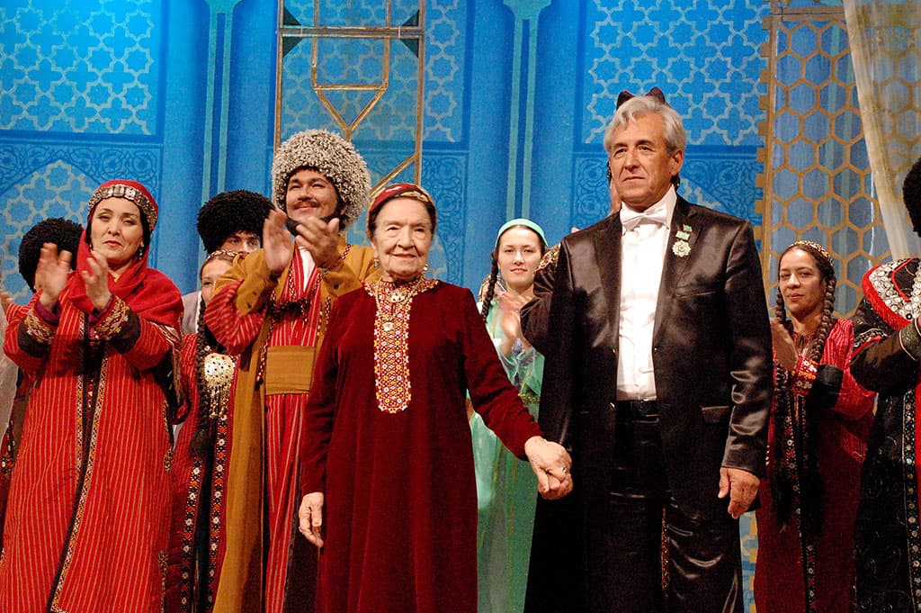 105-letie-zvezdy-turkmenskoj-opery-mai-kulievoj-otmetili-v-gosudarstvennoj-biblioteke