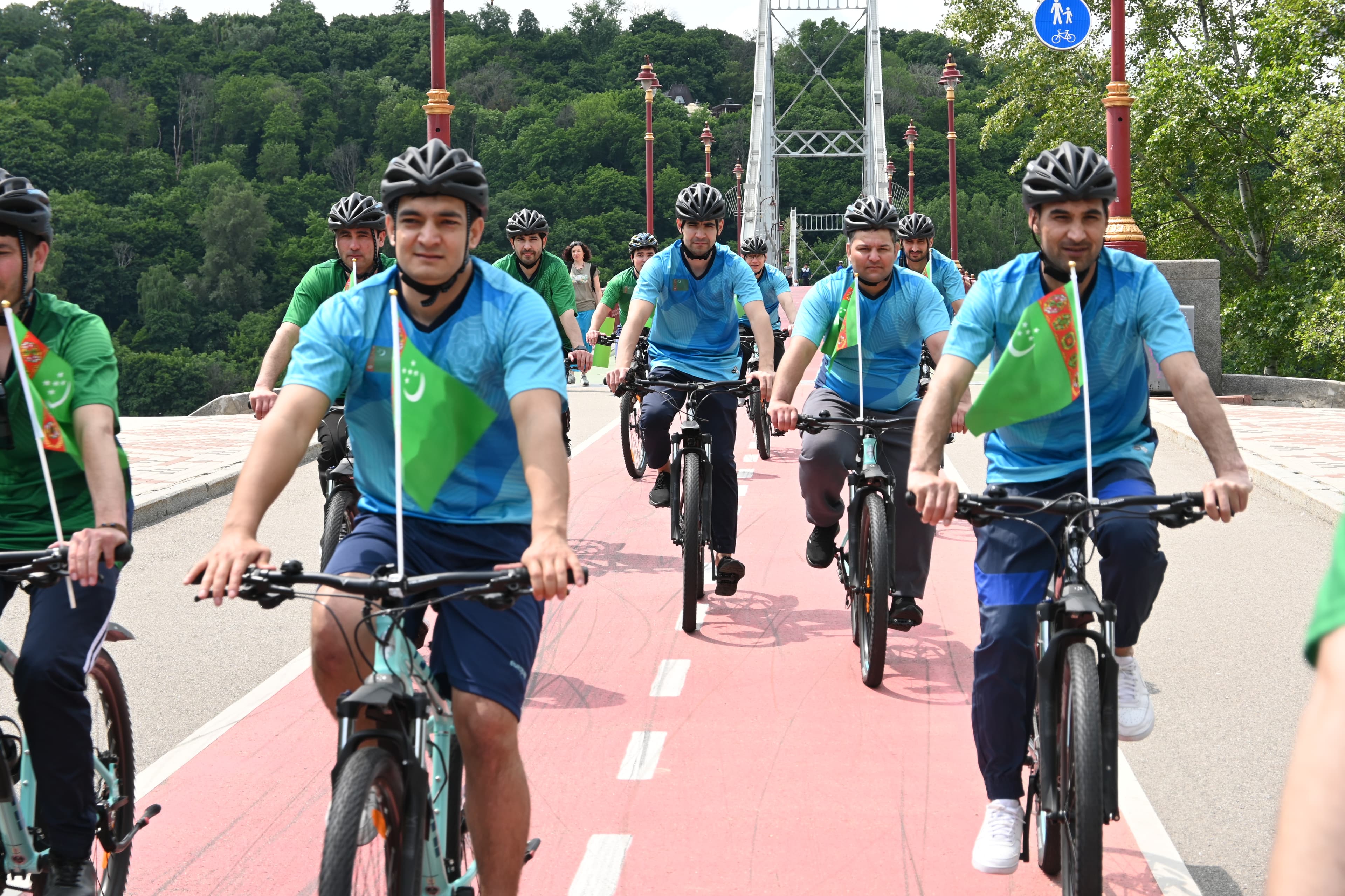 turkmenskaya-molodezh-v-kieve-prinyala-uchastie-v-veloprobege-po-sluchayu-vsemirnogo-dnya-velosipeda