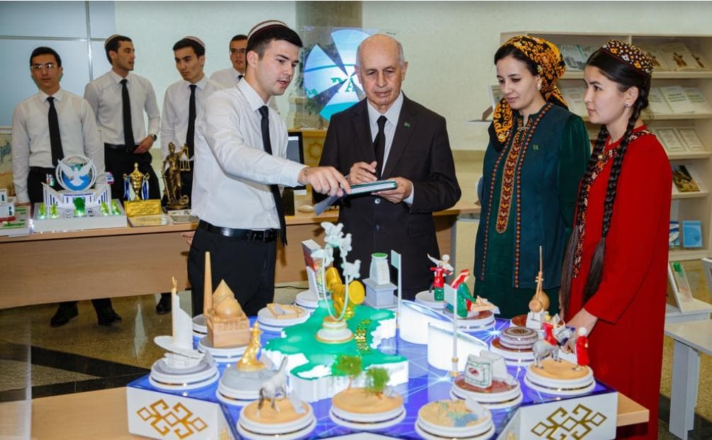 turkmen-state-university-hosts-scientific-project-competition