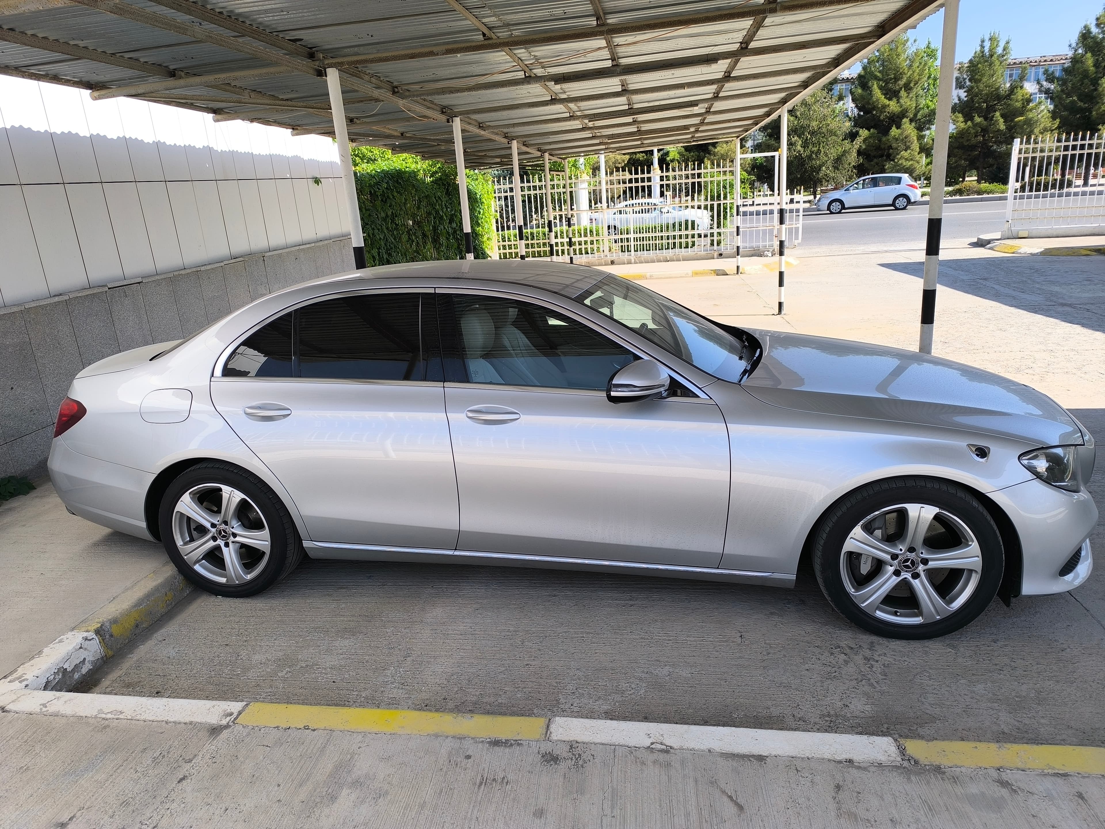 posolstvo-indii-vystavilo-na-prodazhu-avtomobil-mercedes-benz-e-400-4m