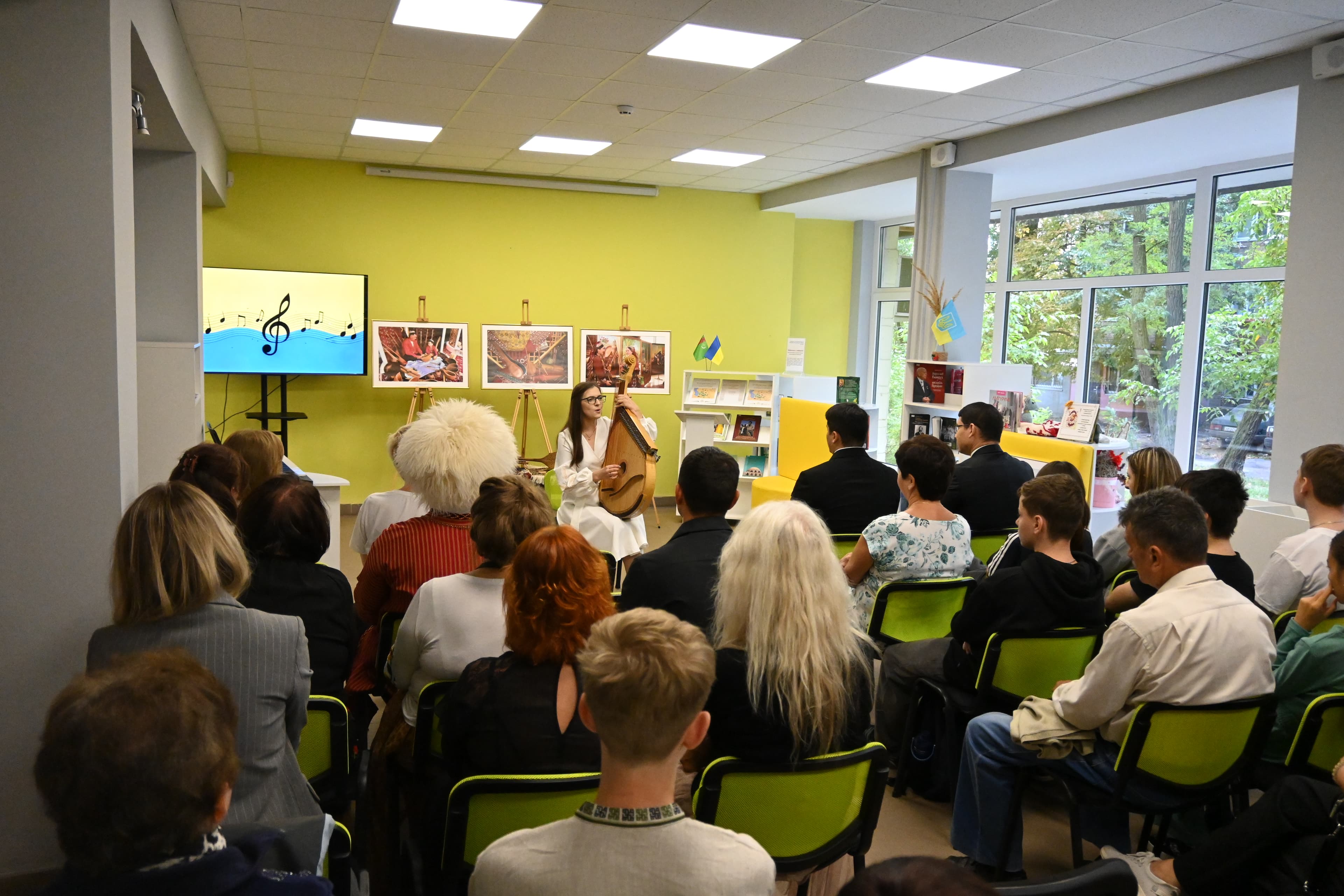 В киевской библиотеке им. Махтумкули состоялась арт-встреча «Звуки дутара»