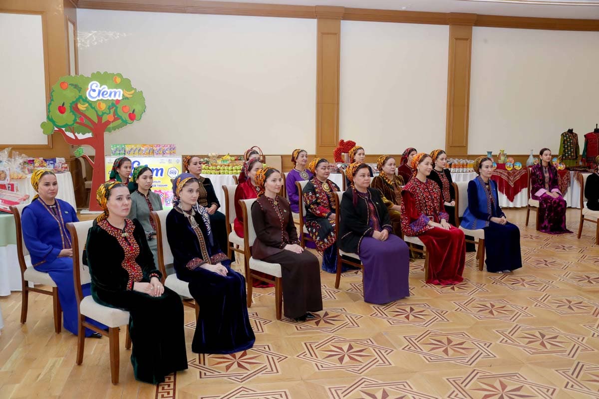 «Hünärim bar – hormatym bar»: Женщины Туркменистана через искусство и ремесло