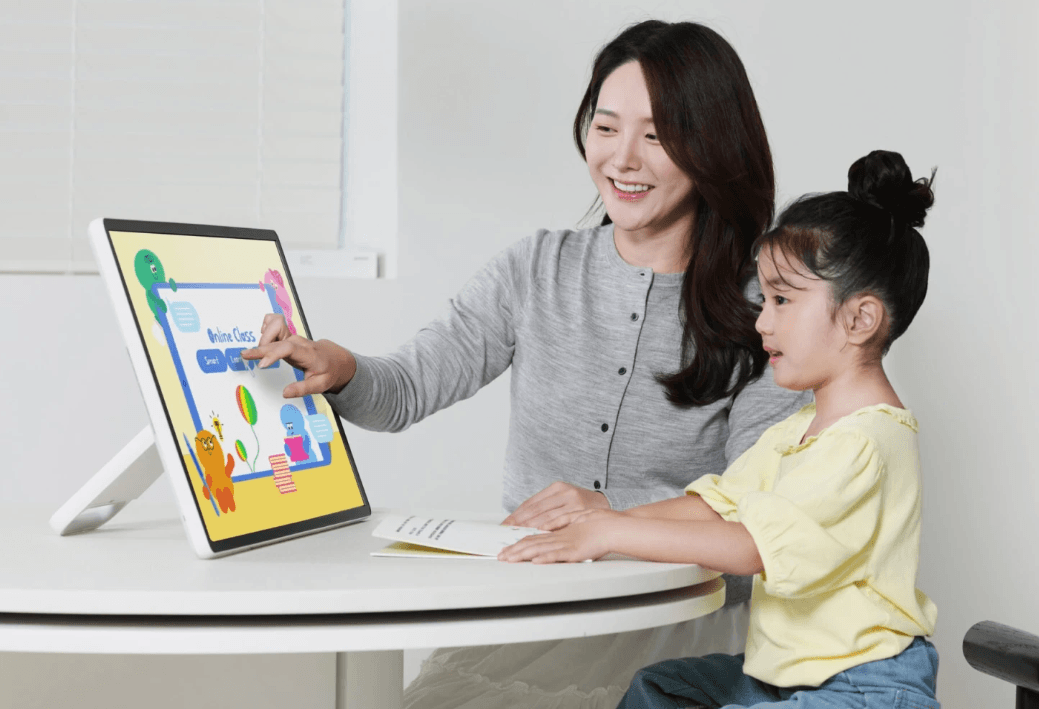 samsung-unveils-portable-smart-tv-movingstyle