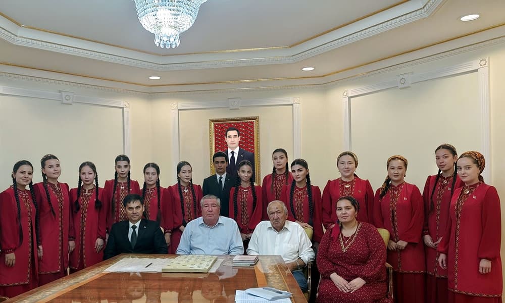 archaeology-students-studied-methods-sketching-finds-and-secrets-ancient-monuments