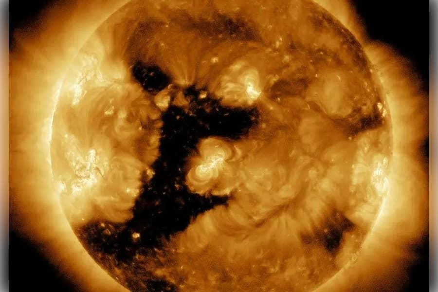 gunde-uytgesik-gornusli-uly-koronal-desik-peyda-boldy