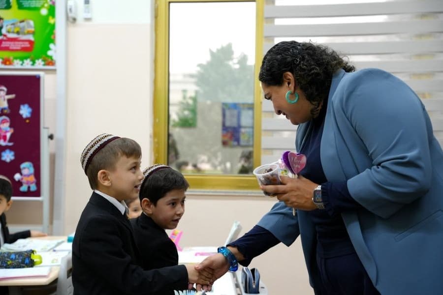 posol-velikobritanii-predstavitel-yunisef-posetili-inklyuzivnuyu-shkolu-v-ashhabade