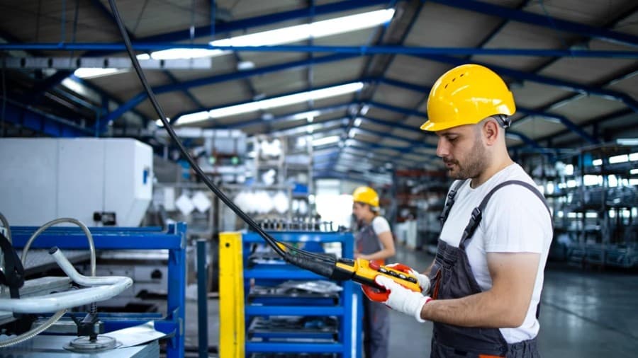 bos-orny-eziz-doganlar-keramika-karhanasynda-bas-mehanik