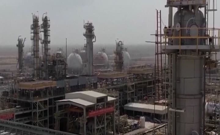В пятницу цены на нефть выросли