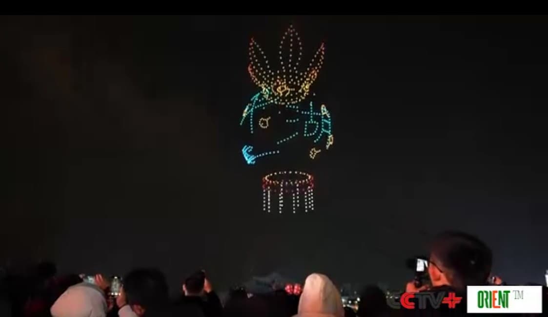 В провинции Чжэцзян светящиеся дроны и разноцветные фонарики ослепляют толпы зрителей на открытии светового шоу в честь Праздника весны