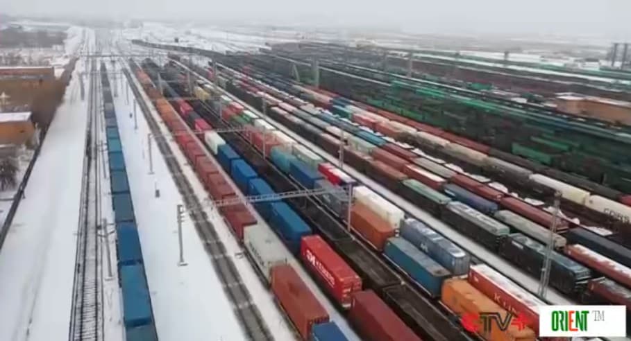 Железнодорожный узел Алашанькоу в Синьцзяне принял тысячный грузовой поезд в 2026 году